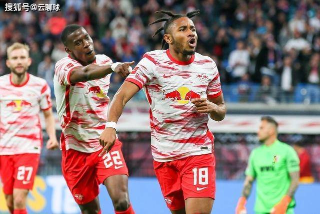 杨鸣愤怒冲进场内大骂裁判 连吃两T被驱逐出场